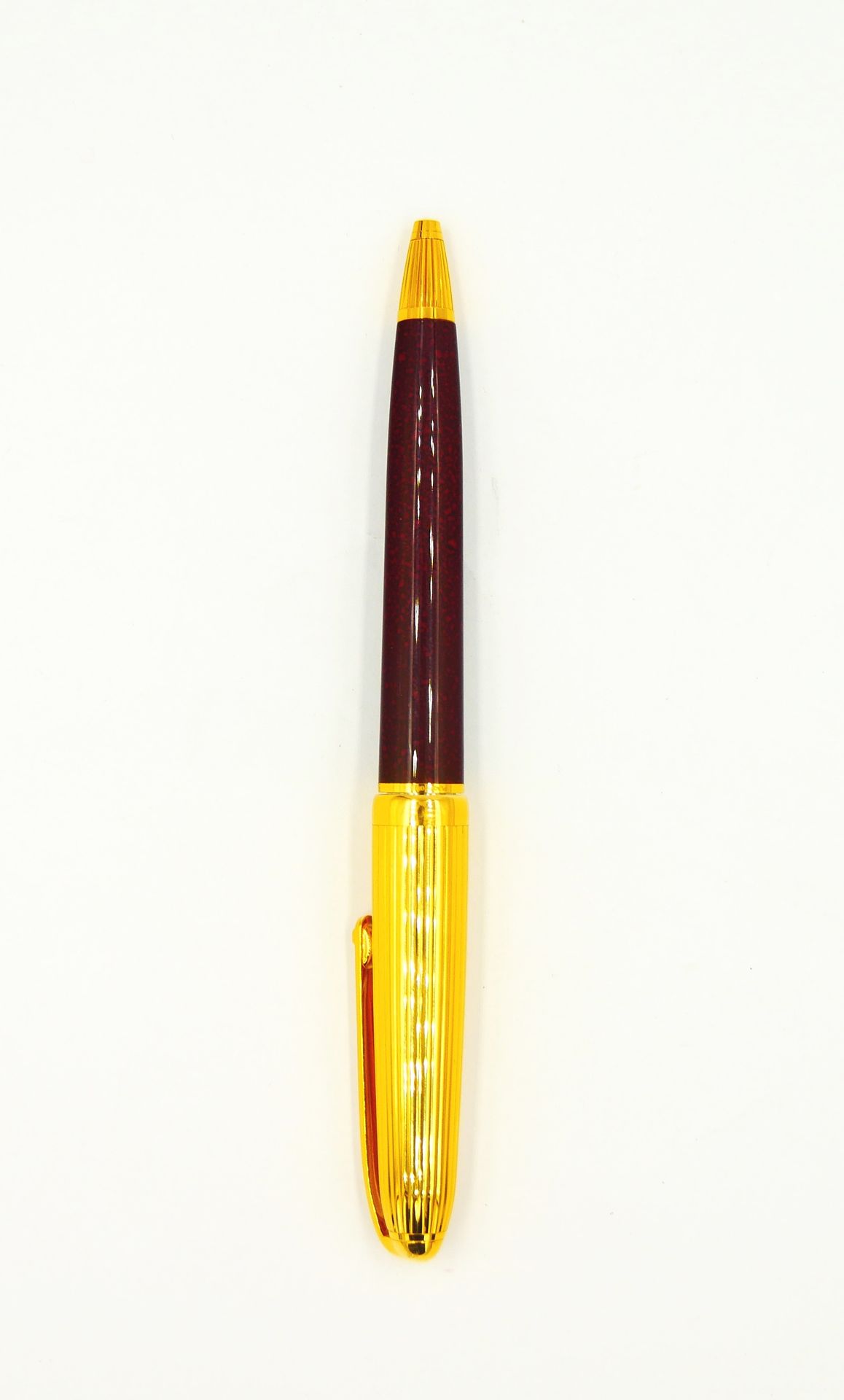 Null CARTIER 

Louis Cartier 

Kugelschreiber aus vergoldetem Metall und bordeau&hellip;