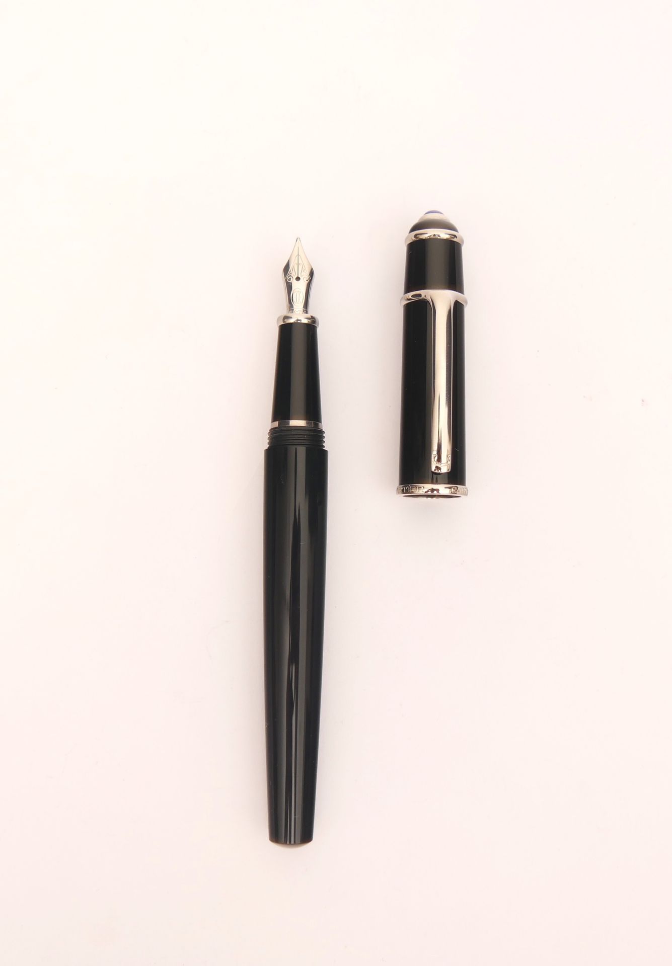 Null CARTIER 

Diabolo 

Stylo plume composite noir et métal argenté, cabochon b&hellip;