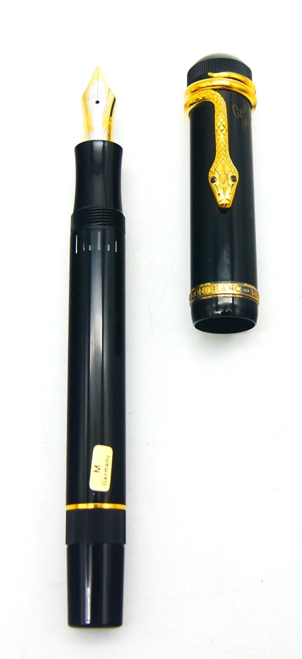 Null 蒙特布朗

阿加莎-克里斯蒂

黑色树脂和银色925/1000e鎏金钢笔，金色750/1000e笔尖，活塞式系统

蛇形夹子

编号为4096/481&hellip;