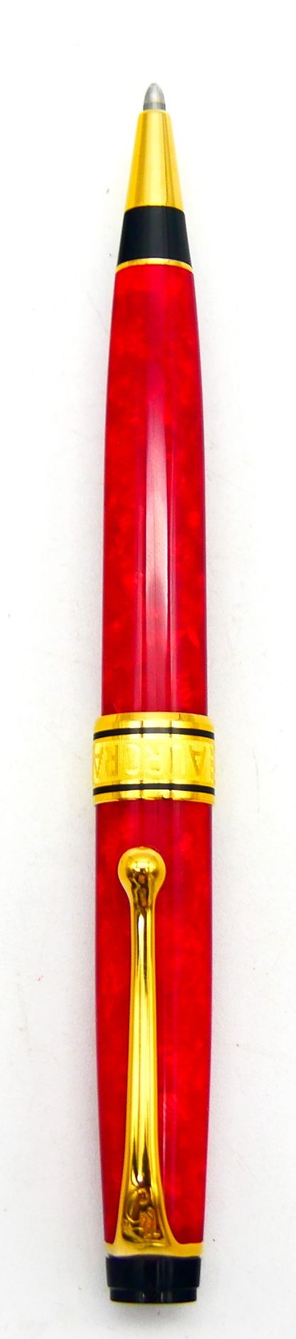 Null 傲罗拉

Optima 75周年纪念

仿红色珍珠母树脂和镀金金属的Biros，上面刻有奥罗拉的希腊门楣。

编号为1410

长：13.5厘米，5.&hellip;