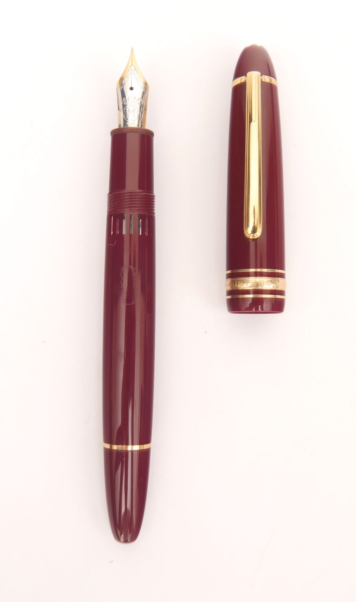 Null MONTBLANC 

Meisterstück n°146 

Fountain pen in burgundy resin and gilded &hellip;