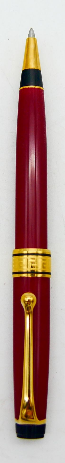 AURORA 
Optima 
Stylo bille en résine rouge et métal doré à décor gravé d'une fr&hellip;