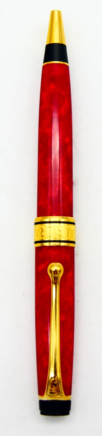 Null 傲罗拉

Optima 75周年纪念

仿红色珍珠母树脂和镀金金属的Biros，上面刻有奥罗拉的希腊门楣。

编号为1236

长：13.5厘米，5.&hellip;