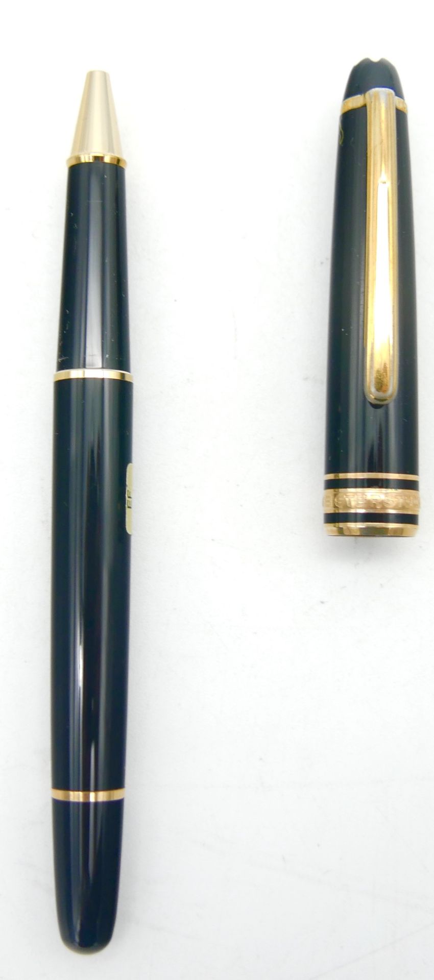 Null 蒙特布朗

大师之路"（Meisterstück

黑色树脂和金色金属滚筒笔，经典 

刻有Montblanc Meisterstück的字样

编号&hellip;