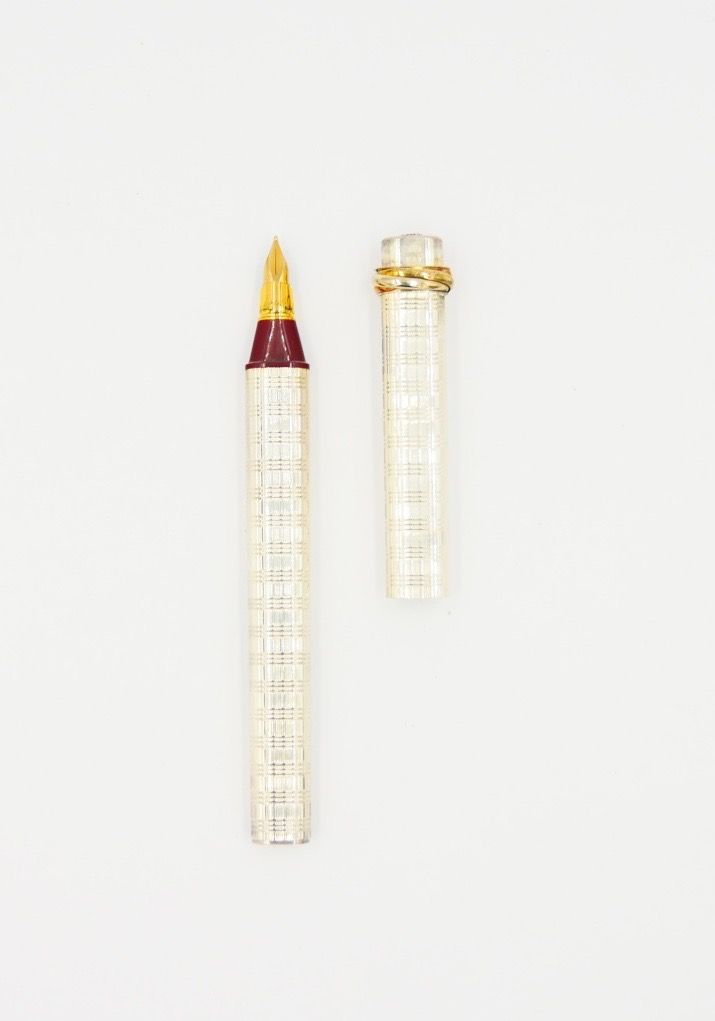 Null 卡地亚

旺多姆

镀银钢笔，格子图案玑镂，红色电木，750/1000金笔尖

刻有字样的隐形夹，刻有字样的盖子 法国制造，巴黎卡地亚

编号为552&hellip;