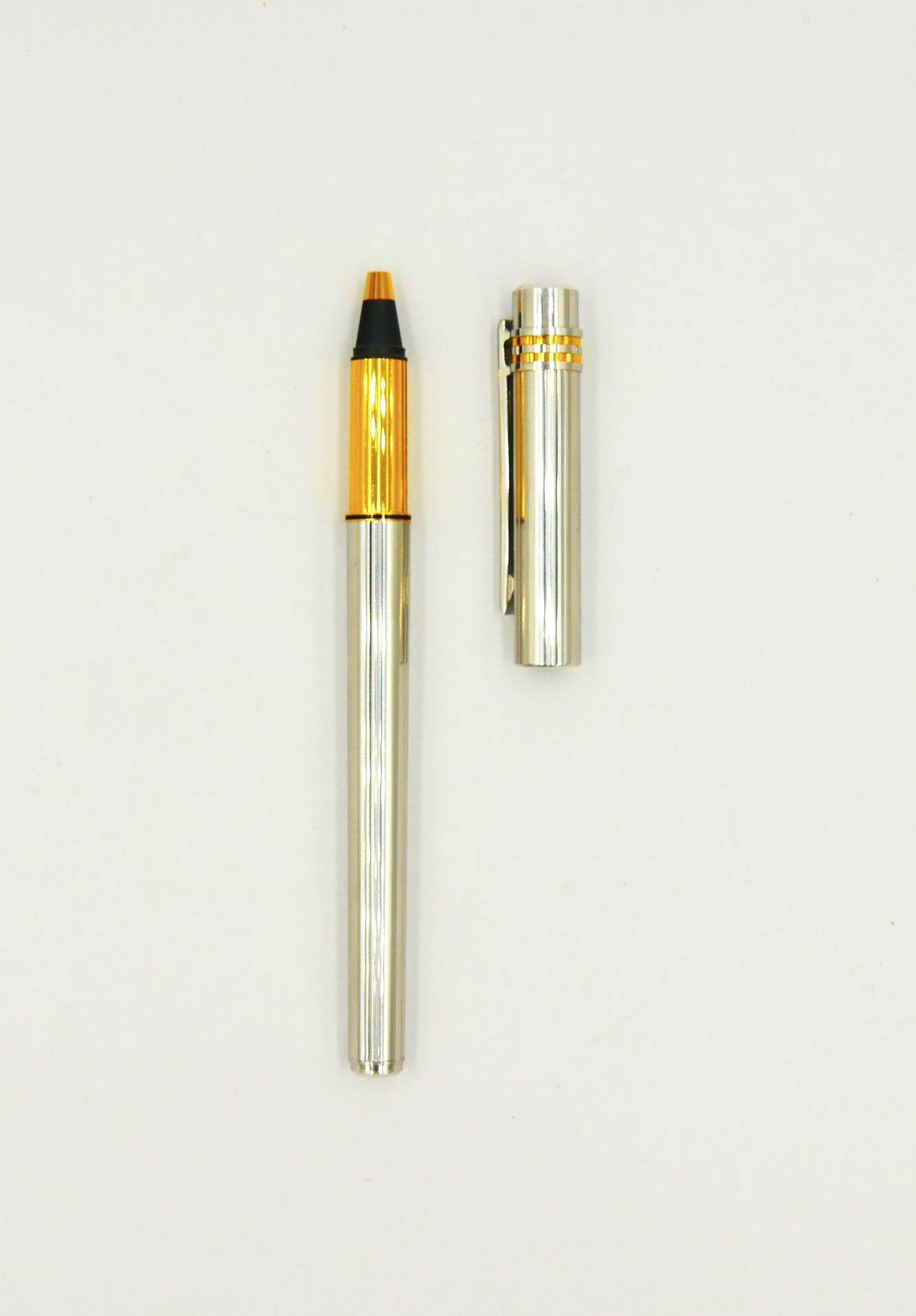 Null CARTIER 

Must Panthère 

Rollerball pen in silver and gold plated metal wi&hellip;