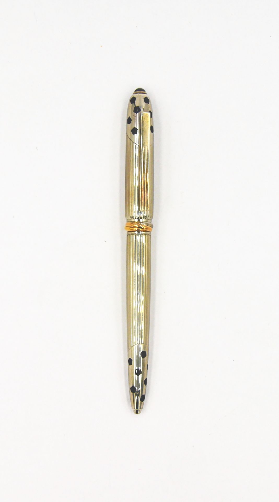 Null CARTIER 

Panther 

Kugelschreiber aus versilbertem Metall mit vertikalem G&hellip;