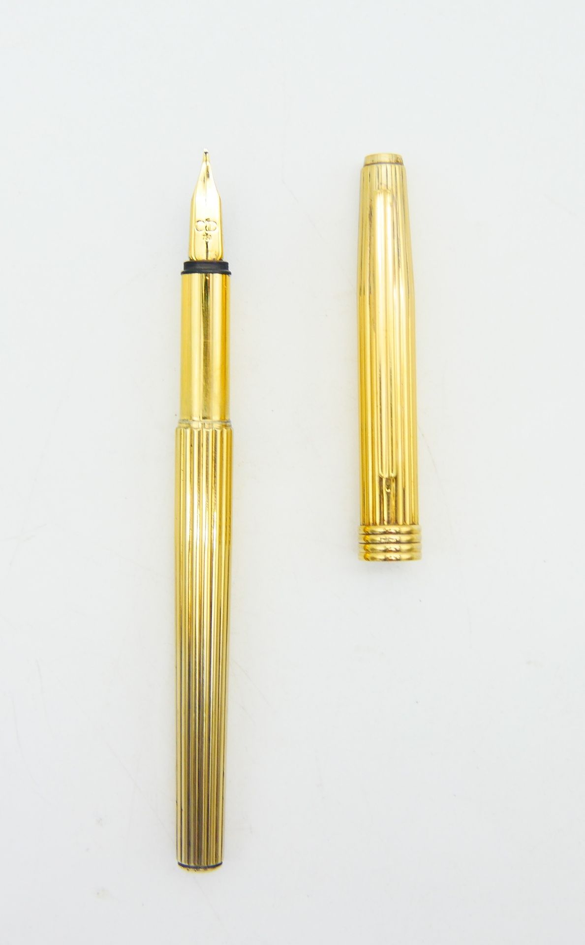 Null 克里斯蒂安-迪奥

925/1000镀金银钢笔，750/1000金笔尖

刻有Christian Dior字样的鎏金金属夹，编号为AHB552

毛重&hellip;