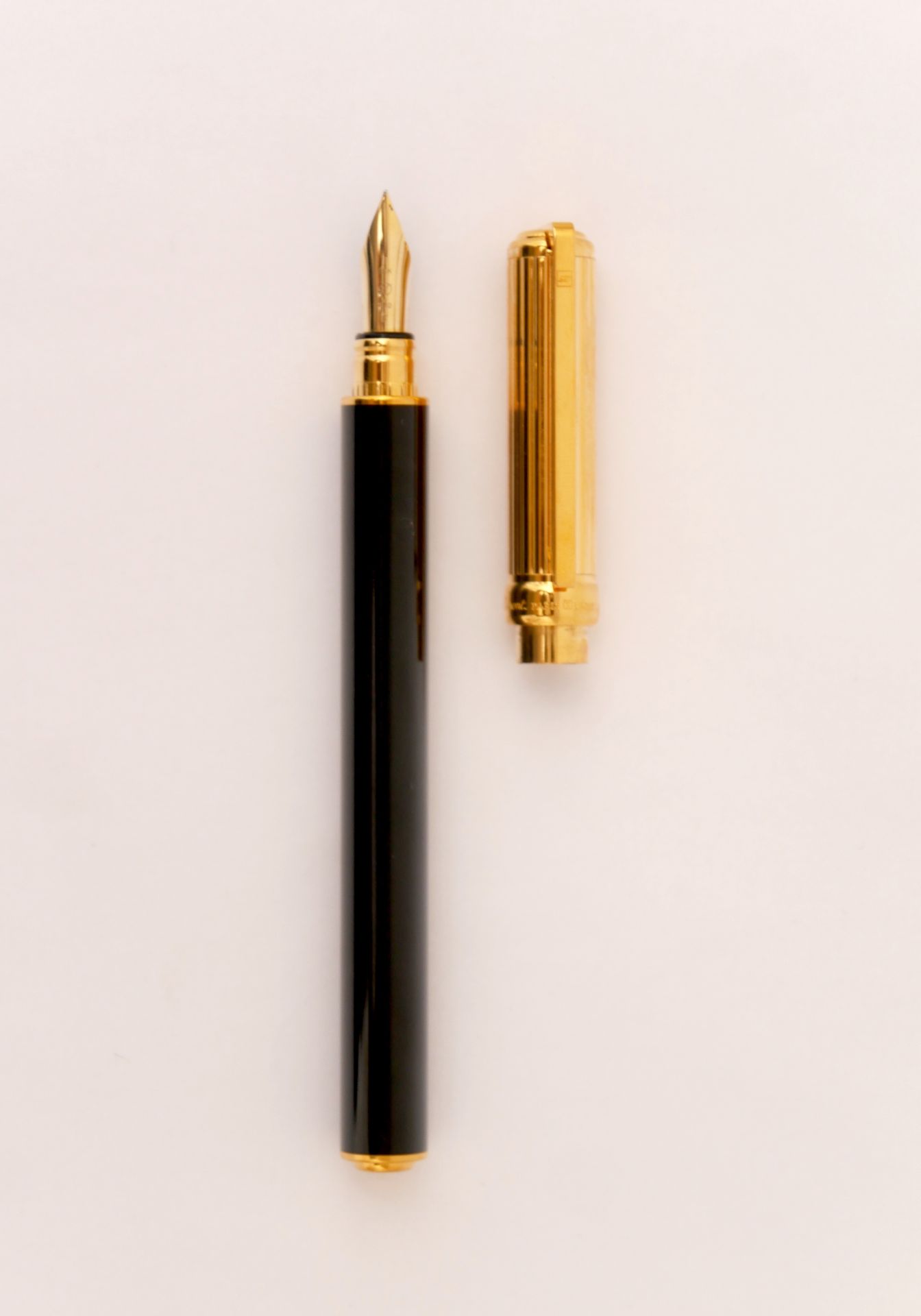 Null S.T. DUPONT 

Gatsby 

Pluma estilográfica de metal dorado y laca negra, ca&hellip;