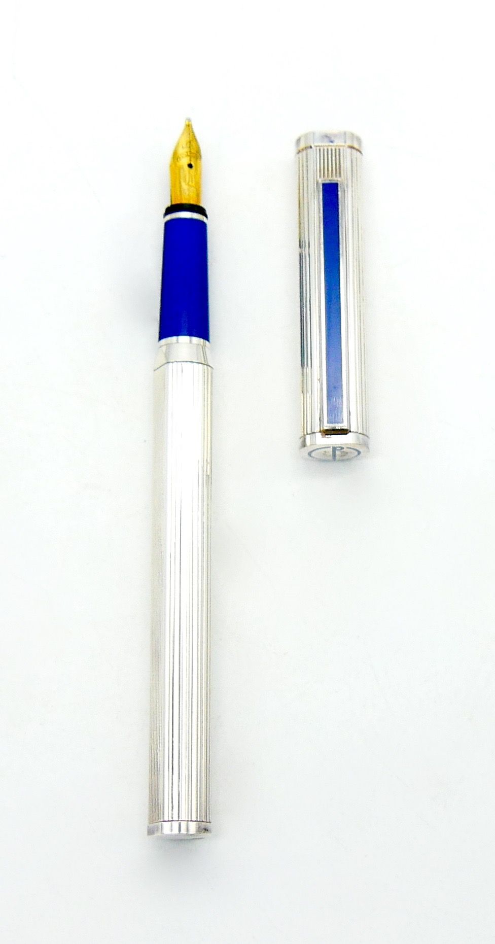 Null DUNHILL

银质钢笔，蓝色漆面笔夹，750/1000金笔尖，笔帽末端刻有图案

刻有登喜路字样，编号为58708

带转换器

毛重：34.9克&hellip;