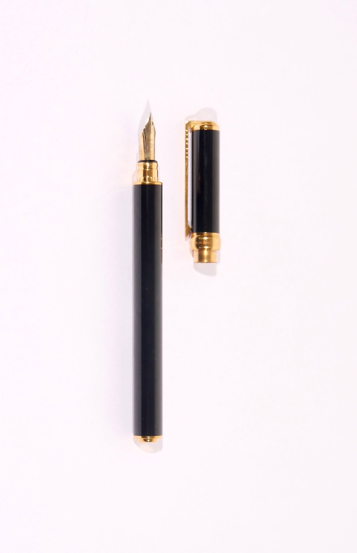 Null S.T.DUPONT

盖茨比

钢笔，镀金金属和黑色漆面，笔尖为金色750/1000e细。

刻有S.T.的戒指。巴黎杜邦中国大漆

夹子编号为54&hellip;