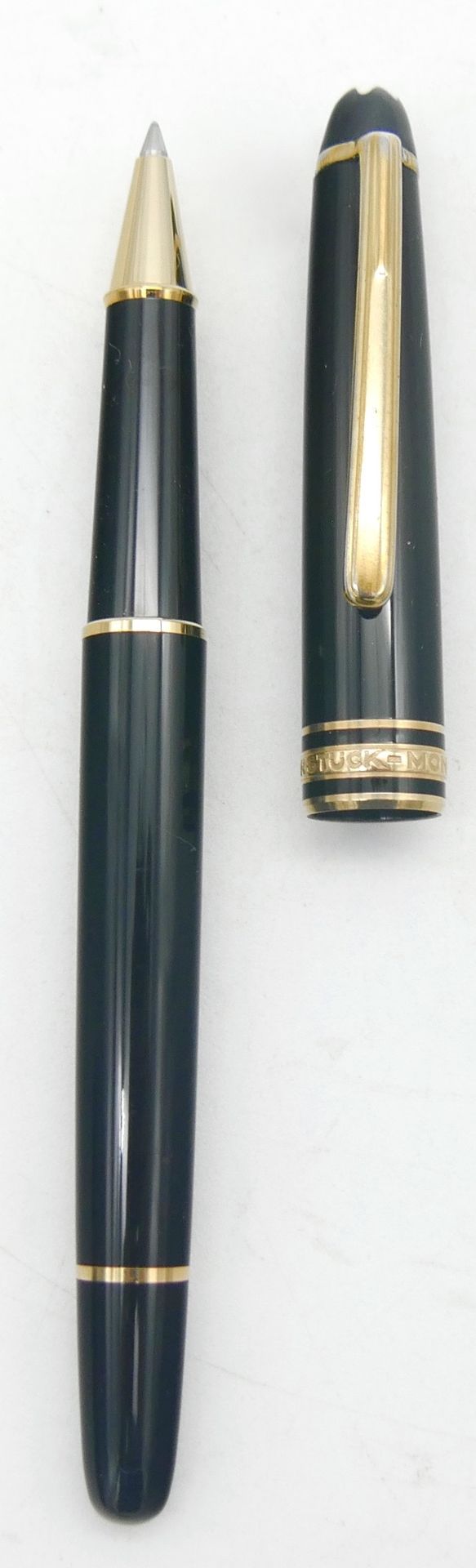 Null 蒙特布朗

大师之路"（Meisterstück

黑色树脂和金色金属滚筒笔，经典 

刻有Montblanc Meisterstück的字样

夹子&hellip;