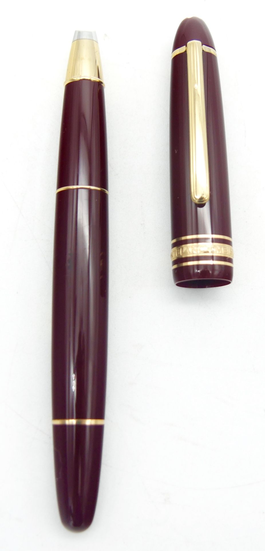 Null MONTBLANC 

Meisterstück 

Highlighter pen in burgundy resin and gold metal&hellip;