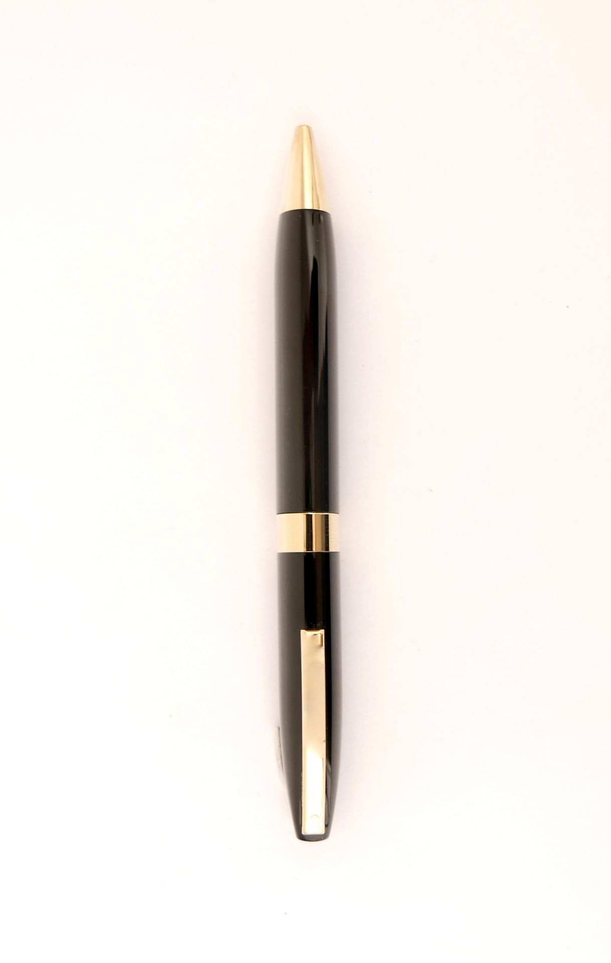 Null SHEAFFER 

Legacy 

Brushed gold metal and black lacquer ballpoint pen

Ins&hellip;