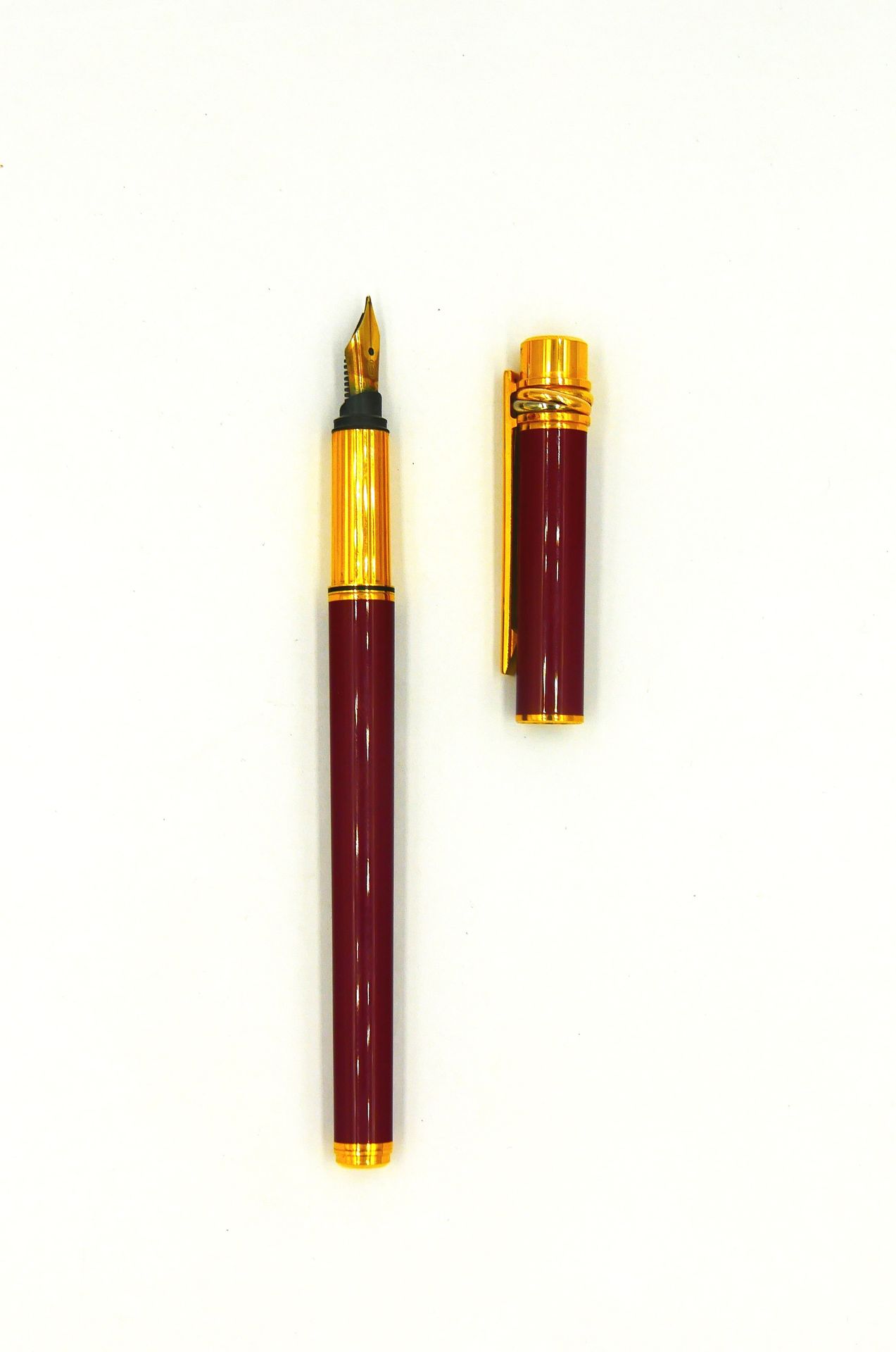 Null CARTIER 

Must Trinity 

Bordeaux lacquered fountain pen with gilded metal &hellip;