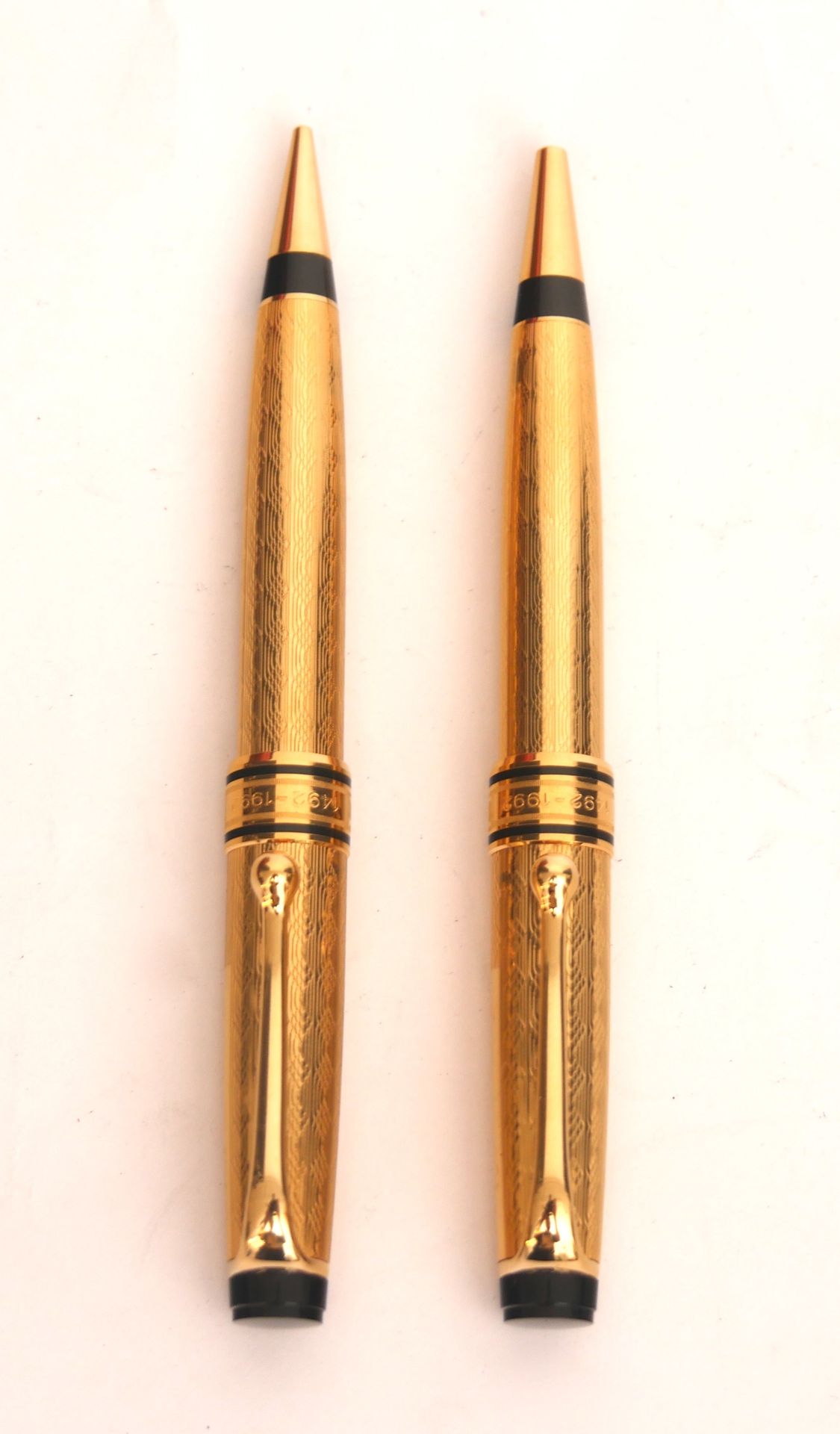 Null 傲罗拉

科伦坡500

镀金和黑漆金属双头笔和钢笔套装

刻有1492-1992年，奥罗拉，编号0827

长：13厘米，5.1英寸。

来自圣萨尔&hellip;