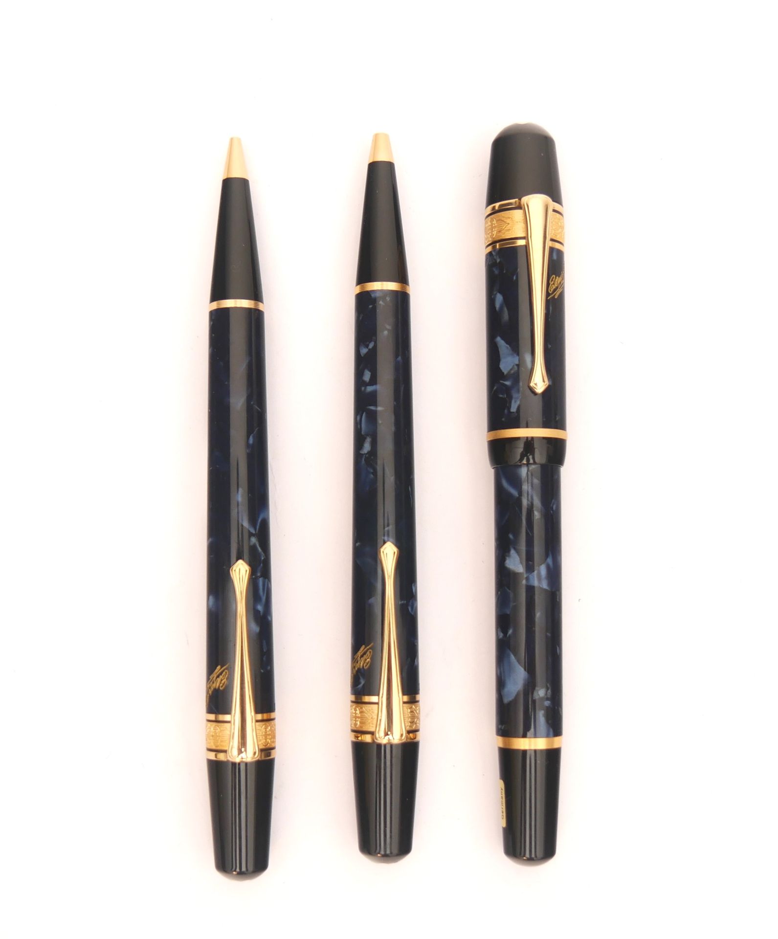 Null MONTBLANC 

Edgar Poe 

Parure comprenant stylo plume, stylo bille et stylo&hellip;