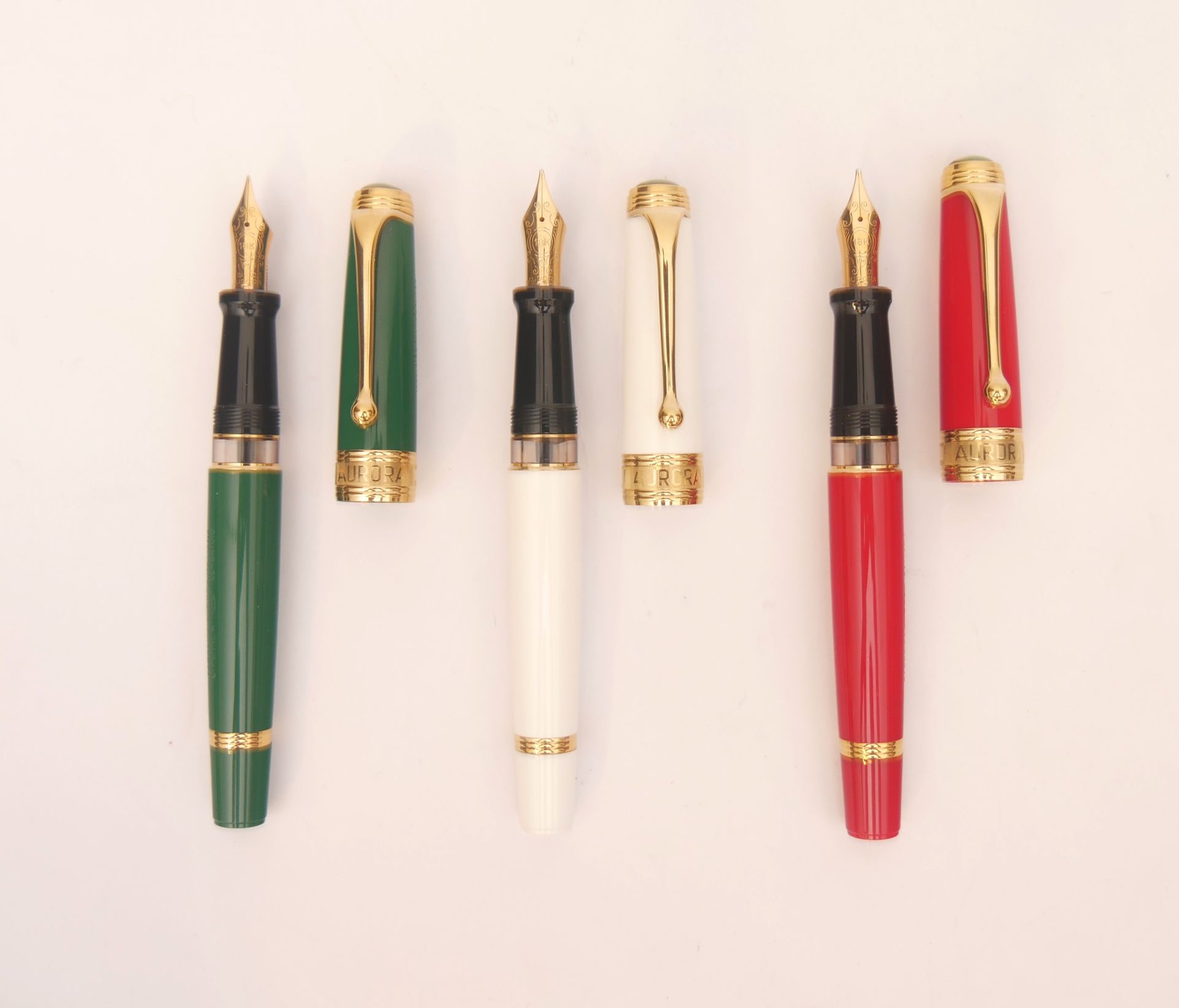 Null 傲罗拉

意大利国旗1797-1997年两百周年纪念

一套三支钢笔，颜色为意大利国旗的绿色、白色或红色树脂和金色金属，750/1000金笔尖，细、中&hellip;