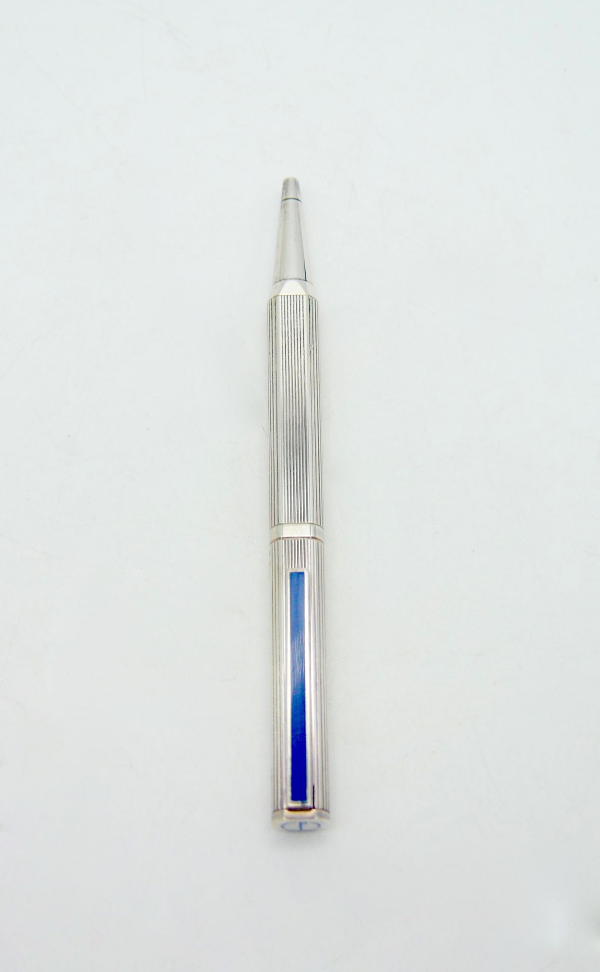 Null DUNHILL 

Silver ballpoint pen with blue lacquered clip, signed at the end &hellip;