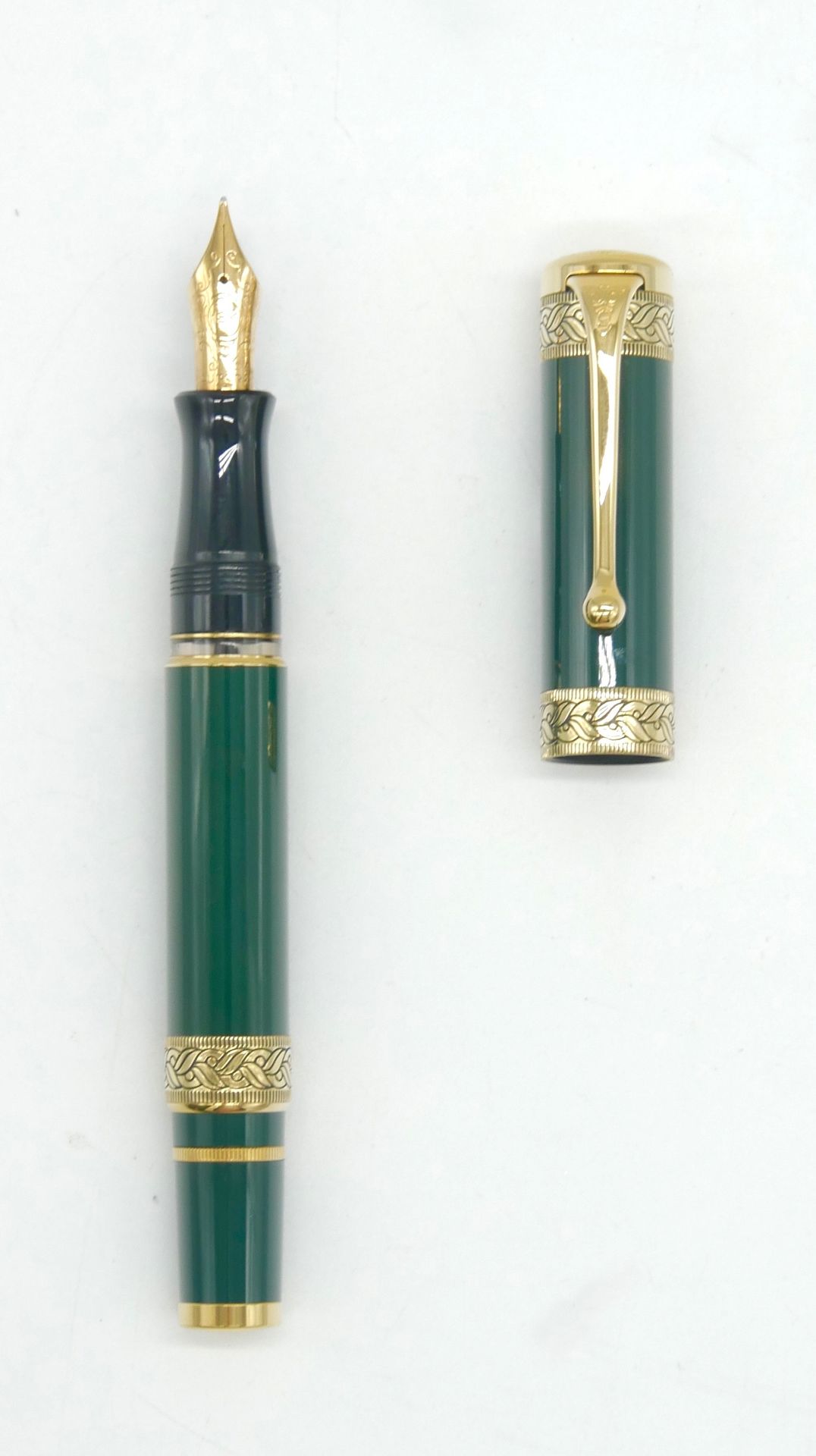 Null AURORA 

Dante Alighieri 

Pluma estilográfica en laca verde y plata 925/10&hellip;