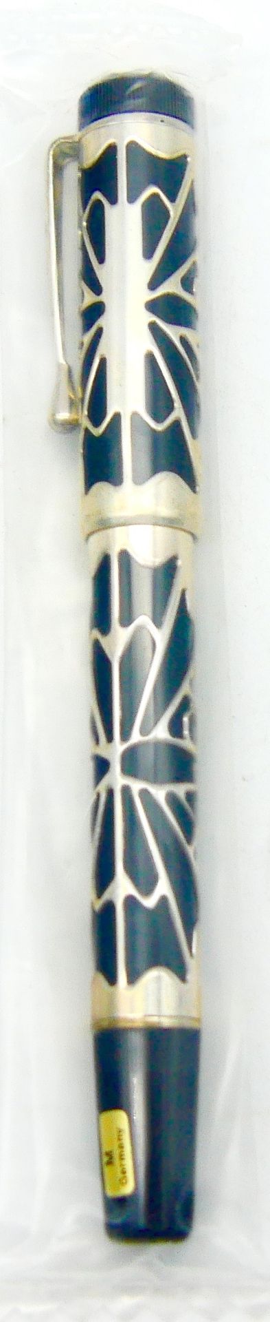 Null 蒙特布朗

屋大维

黑色树脂钢笔，950/1000银色镶边，750/1000金色笔尖，活塞式系统

夹子上刻有Montblanc和925字样

编号&hellip;