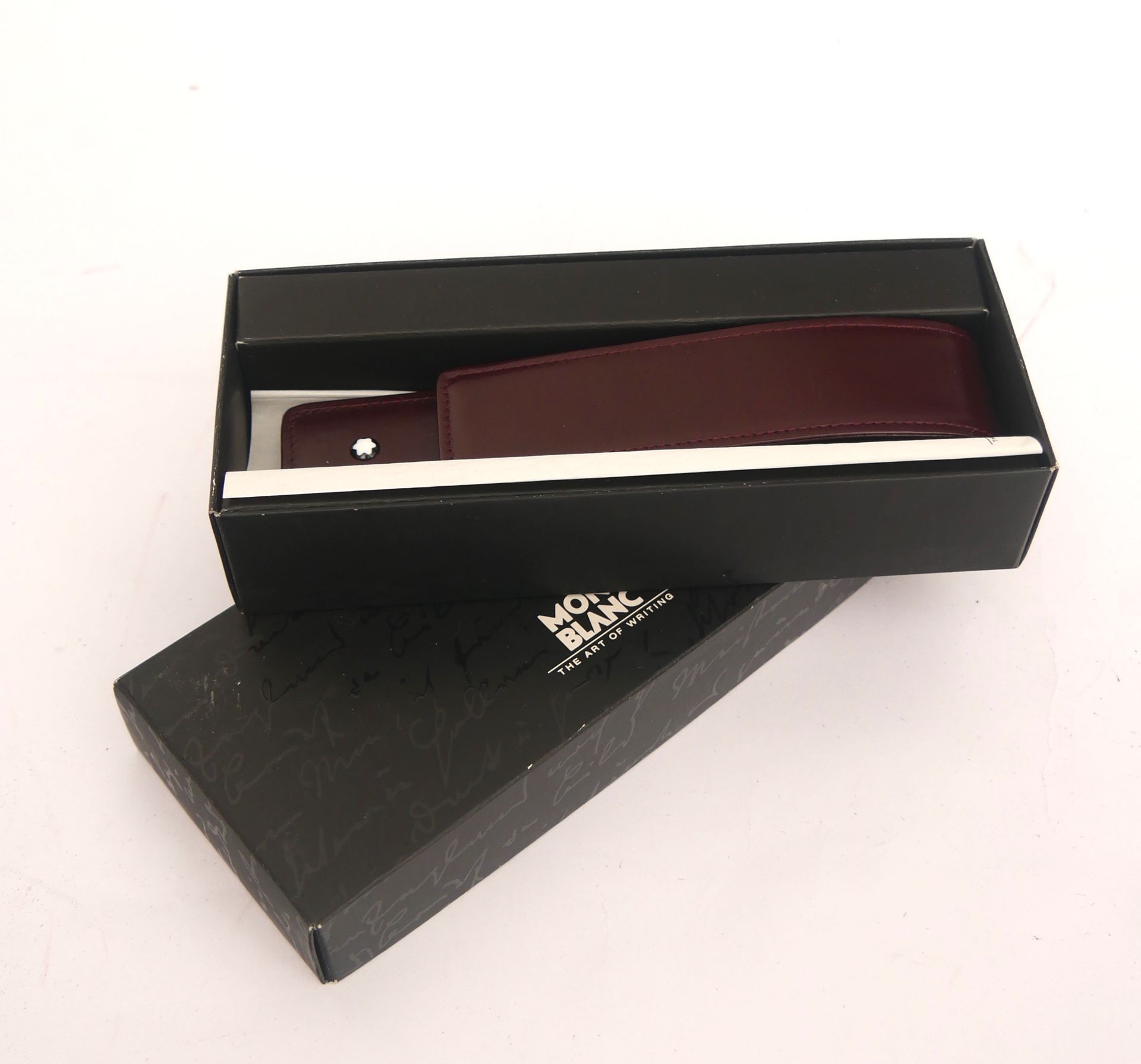 Null MONTBLANC 

Bordeaux brown leather pen case 

Size : 16 x 3,5 cm. 6 1/4 x 1&hellip;