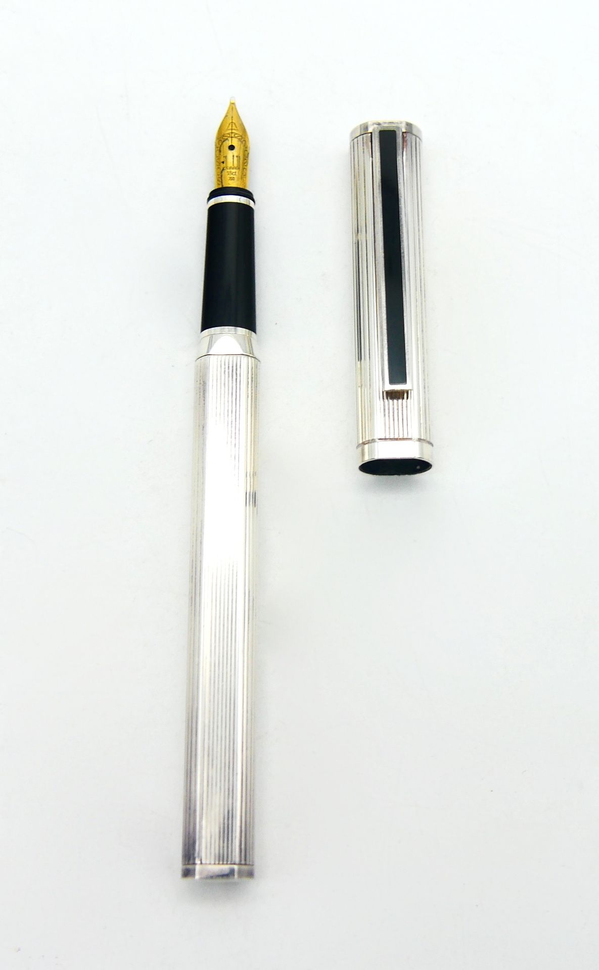 Null DUNHILL 

Silver fountain pen with black lacquered clip and 750/1000 gold n&hellip;
