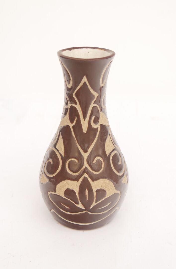 Null CIBOURE - Étienne VILOTTE

棕色背景上有几何图案的珐琅彩炻器柱形花瓶

签名为Jorralia，独特的作品

H.17 cm&hellip;