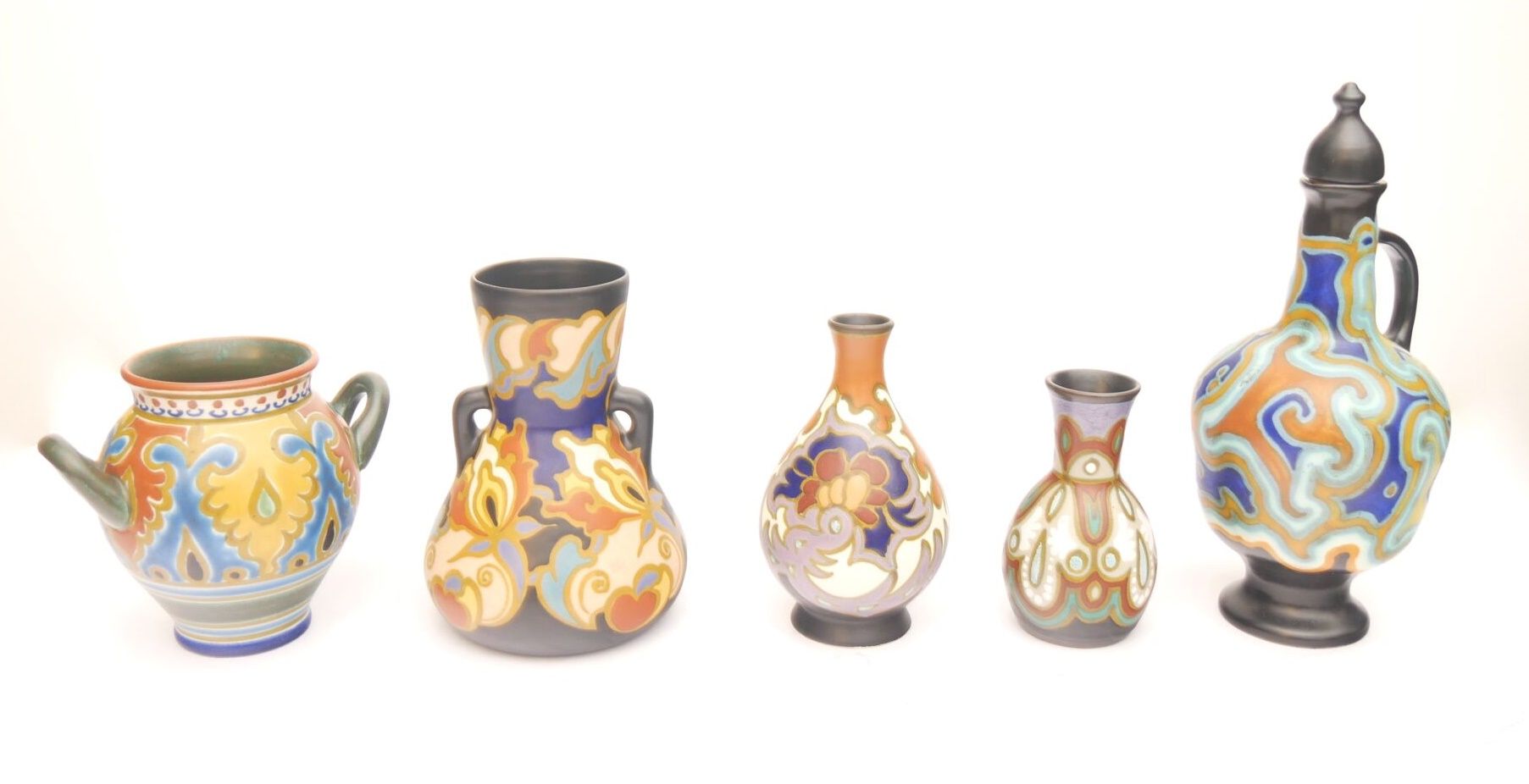 Null GOUDA 荷兰 - 20世纪

五件多色陶器，包括三个花瓶，一个带塞的壶和一个双柄壶

在基地下签名的高达荷兰

壶的高度：26厘米。10 1/4 &hellip;