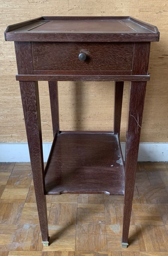 Null 19世纪末-20世纪初

红木小边桌，腰部有一个抽屉，顶部为红色马洛卡。

尺寸：65,5 x 30,7 x 40,3 cm. 25,79 x 12,&hellip;