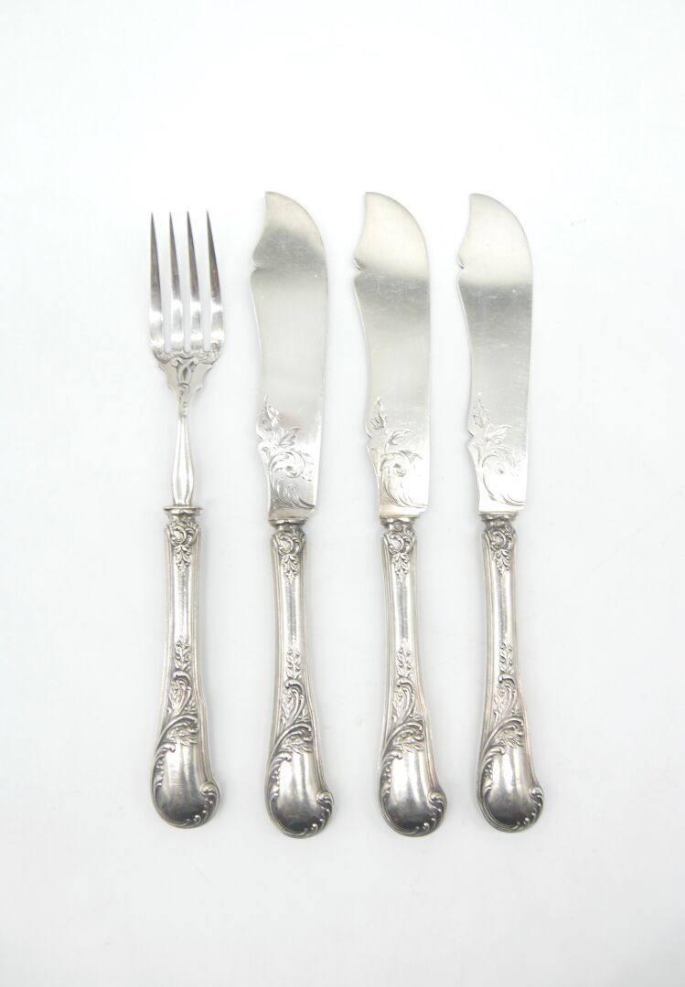 Null 19世纪末-20世纪初

一套三把鱼刀和一把叉子，银950/1000e和银板做手柄，手柄和刀片上有树叶图案

总毛重：202克。

刀的长度：20.8&hellip;
