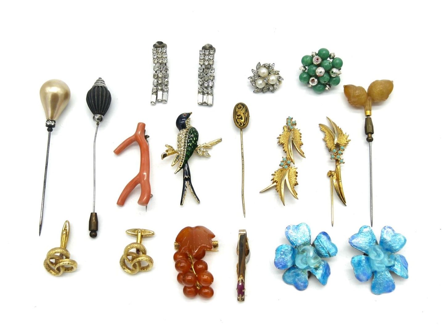 BIJOUX FANTAISIE 
Lot de bijoux fantaisie comprenant quatre épingles, une paire &hellip;