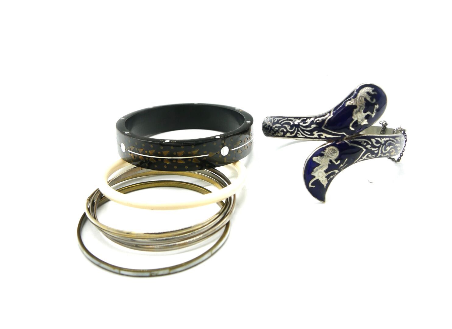 Null 服装珠宝

四件花式手链，包括:

- 一条镀银金属手链，上面有蓝色珐琅装饰。珐琅质磨损，略有变形

- 一个彩绘木质手镯

- 一个象牙色的手镯

&hellip;