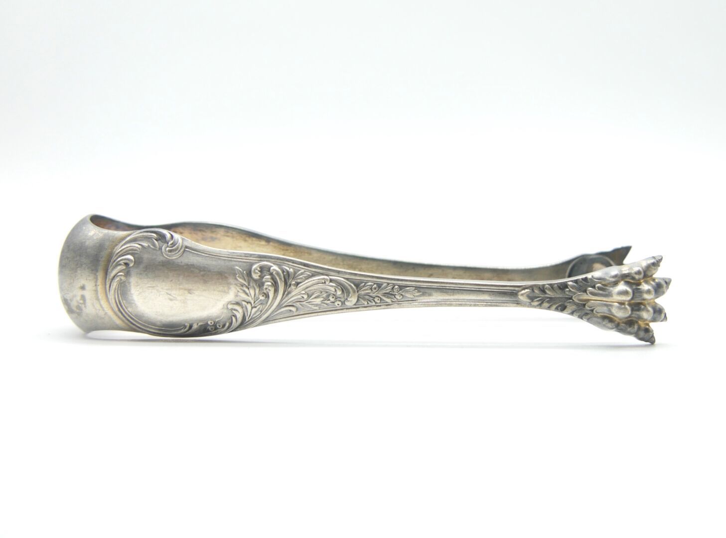 Null XIXth CENTURY

Sugar tongs in silver 950/1000e, decorated with foliage, the&hellip;