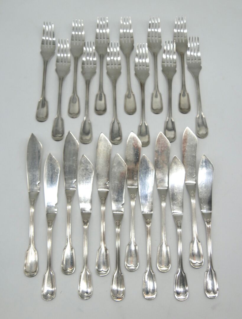 CHRISTOFLE 
Lot de 12 fourchettes et 12 couteaux à poisson en métal argenté Chri&hellip;