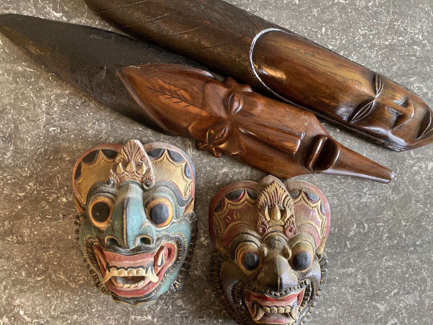 XXe SIECLE - AFRIQUE ET ASIE 
Lot de quatre masques en bois sculpté, deux polych&hellip;