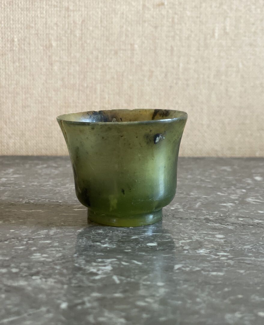 Null 中国 - 20世纪初

蛇形杯

H.4厘米。1 1/2英寸



芯片，事故



专家：Cabinet Portier - Alice Jossa&hellip;