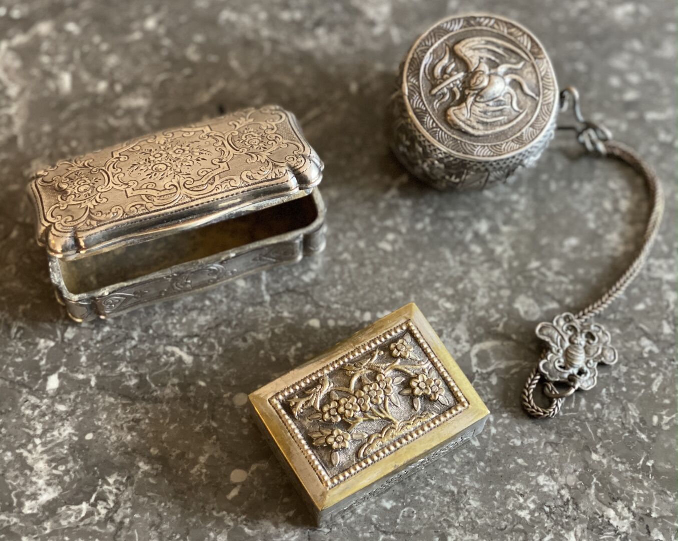 Null 20世纪

一套三个小金属盒，其中一个是950/1000银的。两幅亚洲风格的作品，一幅装饰着鸟，另一幅装饰着凤凰。第三件是银质的，法国，刻有花纹。

&hellip;