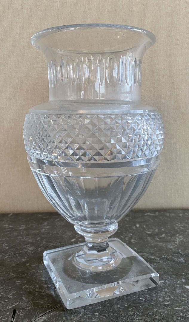 Null BACCARAT

一个模制水晶的柱形花瓶，放在一个四角形的底座上，瓶身顶部有钻石点的图案

在下面提到。百家乐水晶馆

H.22,5 cm. 8 3&hellip;