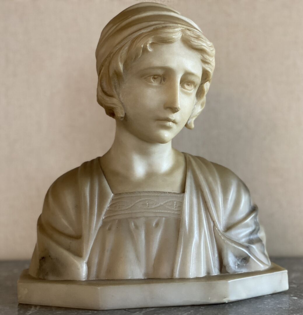 Null 19世纪末-20世纪初

戴着头巾的年轻女孩

雪花石膏雕刻的半身雕像

背面签有 "M. Dal Colomdiq教授"？

尺寸：27 x 24厘&hellip;