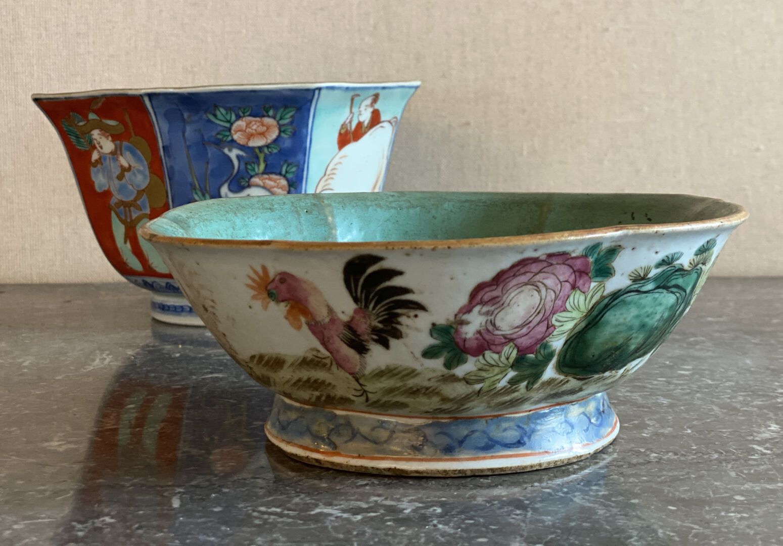 Null 亚洲 - 20世纪初

公鸡、玫瑰和蓝色背景的厚瓷碗

H.7厘米。

直径：19厘米。

磨损严重



第二只现代碗，亚洲风格，有多色装饰。 装饰&hellip;