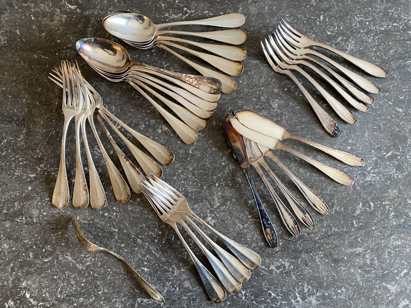 Null 20世纪

镀银套装包括六套鱼餐具，11个大勺子，11个大叉子和一个甜点叉子。各种型号



氧化，使用条件



注意：拍品仅在8月16日星期二在拉&hellip;