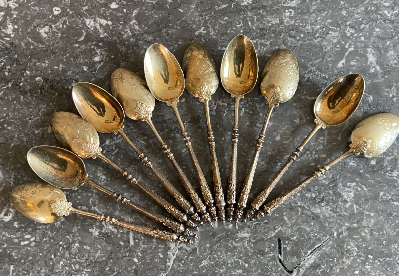 Null 19世纪末

一套11个银质茶匙800/1000e，铜质上刻有花卉装饰，手柄有玑镂装饰。由金匠大师皮埃尔-加瓦德（Pierre Gavard）标记，1&hellip;