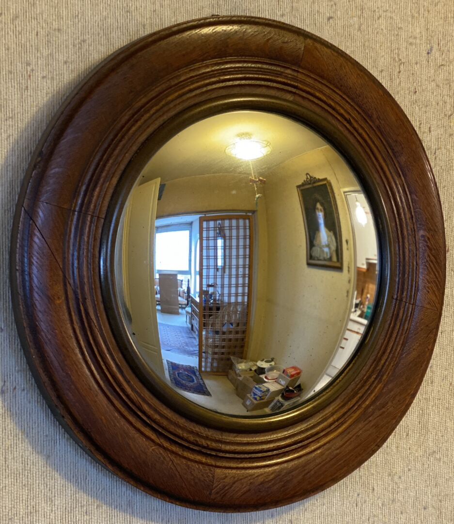 Null 20世纪

木制女巫镜

直径：38厘米，15英寸。



修复后，破损的部分又粘回了木头上



注意：8月16日（星期二）只能在La Défens&hellip;