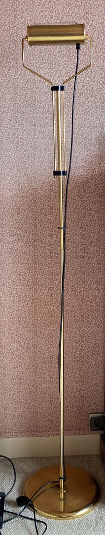 Null 20世纪

鎏金金属卤素灯架，置于圆形底座上

H.171 cm. 67 1/3 in.



金属凹陷，划痕，黑色塑料扣件丢失。我们不保证良好的工作&hellip;