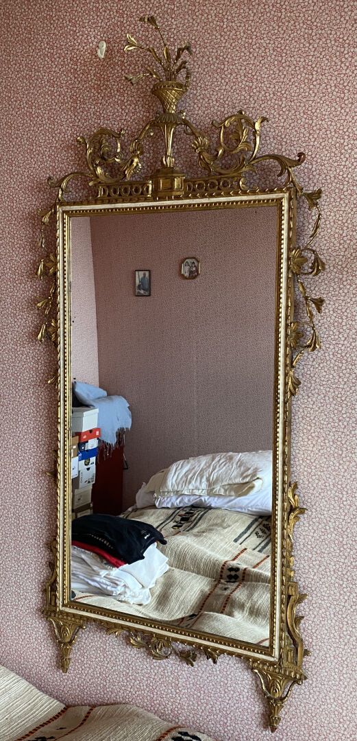 Null fine XIX - inizio XX secolo 

Specchio in legno modanato con stucchi dorati&hellip;