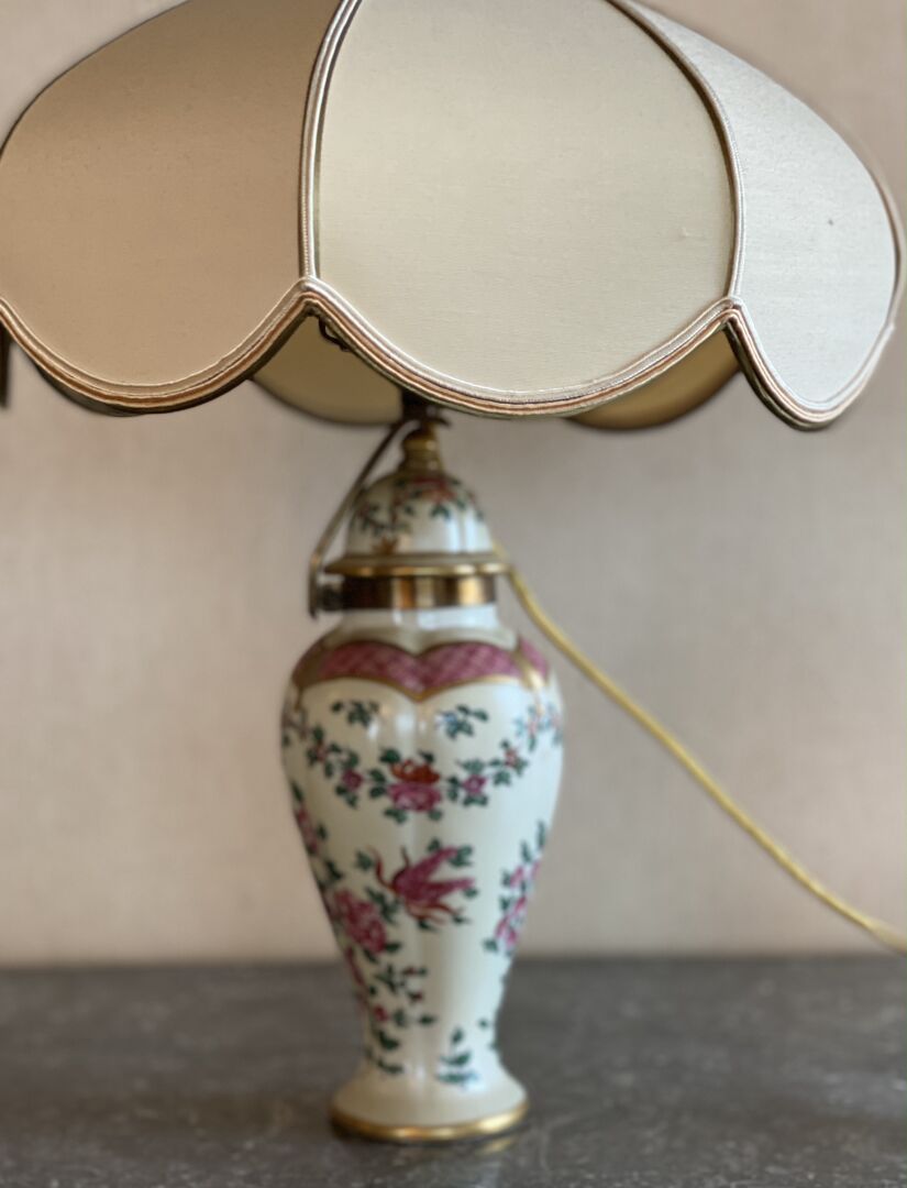 Null 在亚洲的味道中

乳白色背景的玫瑰花小陶瓷花瓶，被安装成一盏灯。底部的标记

花瓶的高度：24厘米，9 1/2英寸。



划痕，脏污。我们不保证灯的&hellip;