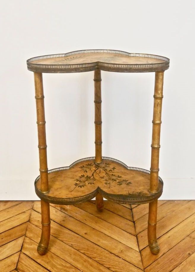 Null CIRCA 1900 - IN STILE ASIATICO

Tavolino trilobato in legno dipinto con gru&hellip;