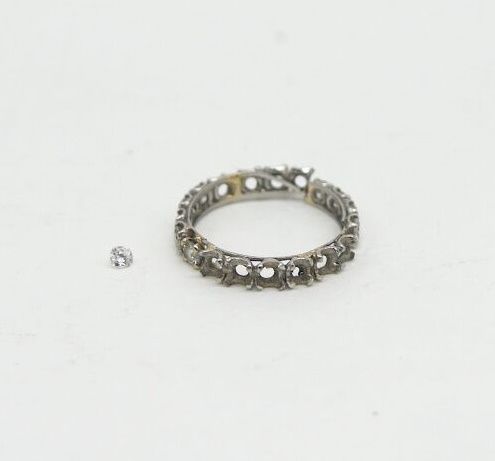 Null 邓小平

美国750/1000e白金结婚戒指，镶有10颗小钻石，因碎片而断成三块

总毛重：2.8克。



按原样出售，石头不见了，有一块脱落了