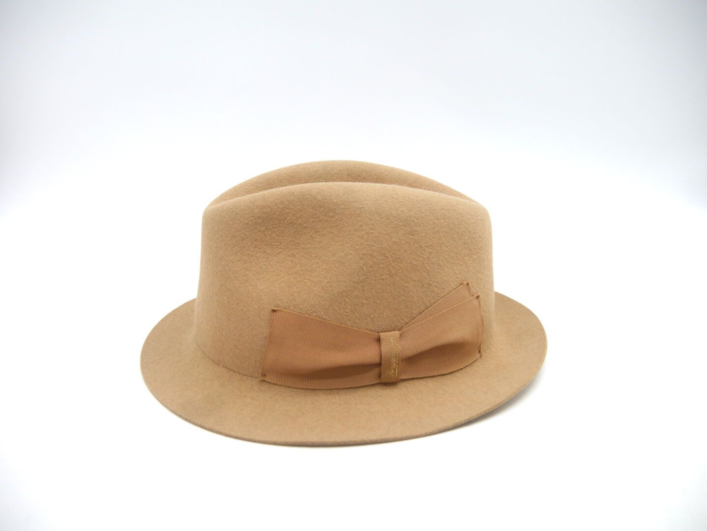 Null 勃萨利诺

米色毡制女帽，带蝴蝶结。意大利制造

尺寸56



使用条件